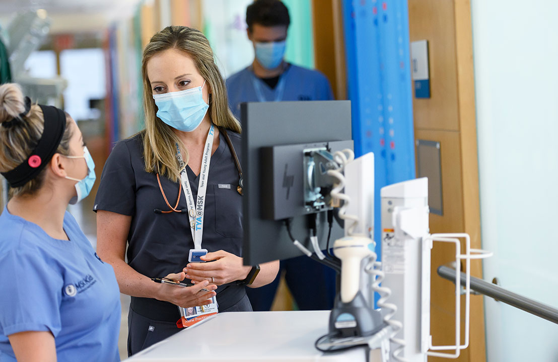 Two medical colleagues having a chat