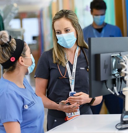 Two medical colleagues having a chat