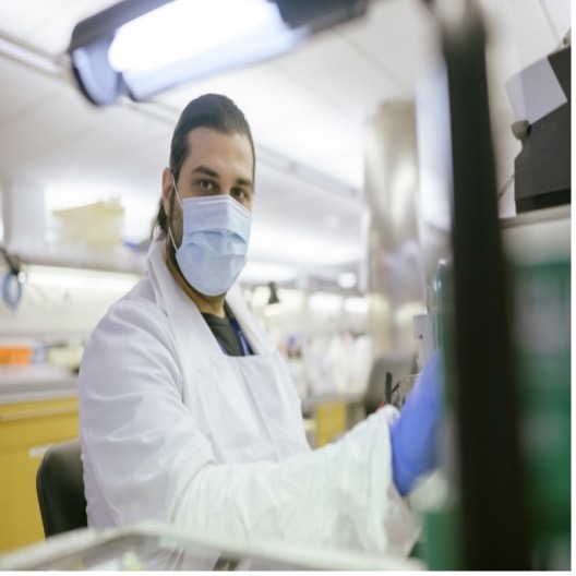 MSK Colleague in lab cat